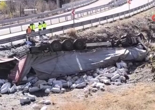 Yayla yolu yine can aldı: TIR şarampole yuvarlandı, araçtan atlayan sürücü hayatını kaybetti