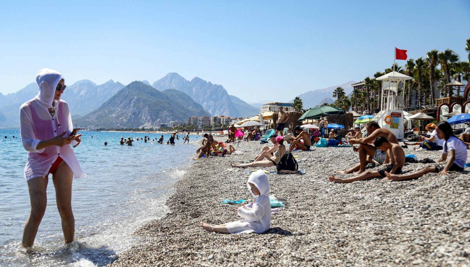 antalyada sahillerde sari yaz hareketliligi xqPPNRCI