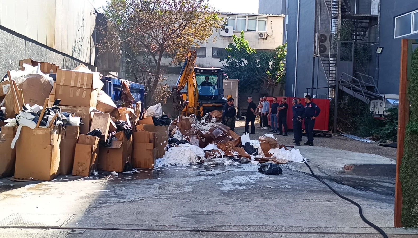 atasehirde fabrika bahcesindeki yangin kontrol altinda dR9wf25Z