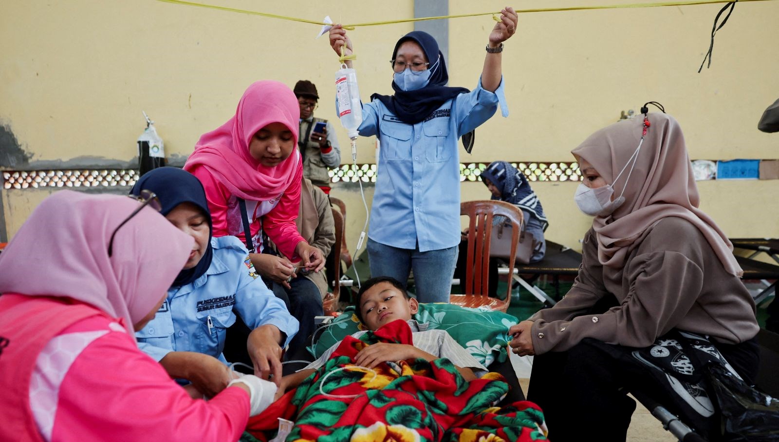 endonezyada ucretsiz okul yemegi skandali binden fazla ogrenci zehirlendi 7OnD3dY8