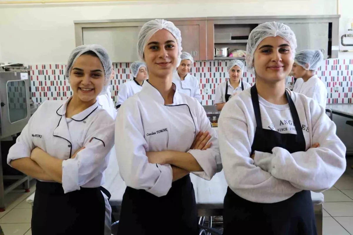 ascilik egitimiyle gelecek sefler yetisiyor DRJyXkIb.jpg