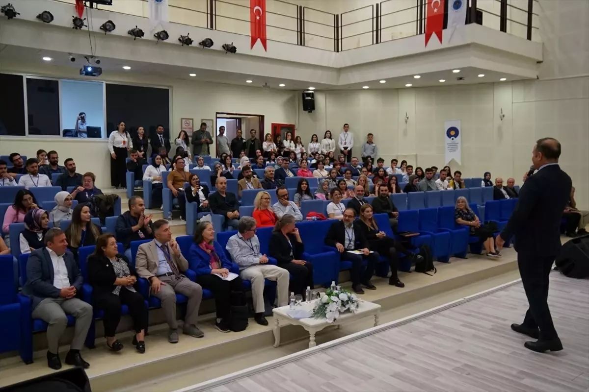 dil edebiyat ve kultur sempozyumu lqVbP1DL.jpg