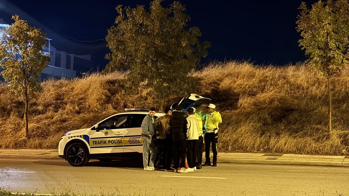 edirnede asayis ve trafik denetimi kavga sonrasi yaralilar hastaneye kaldirildi B9UZexPq