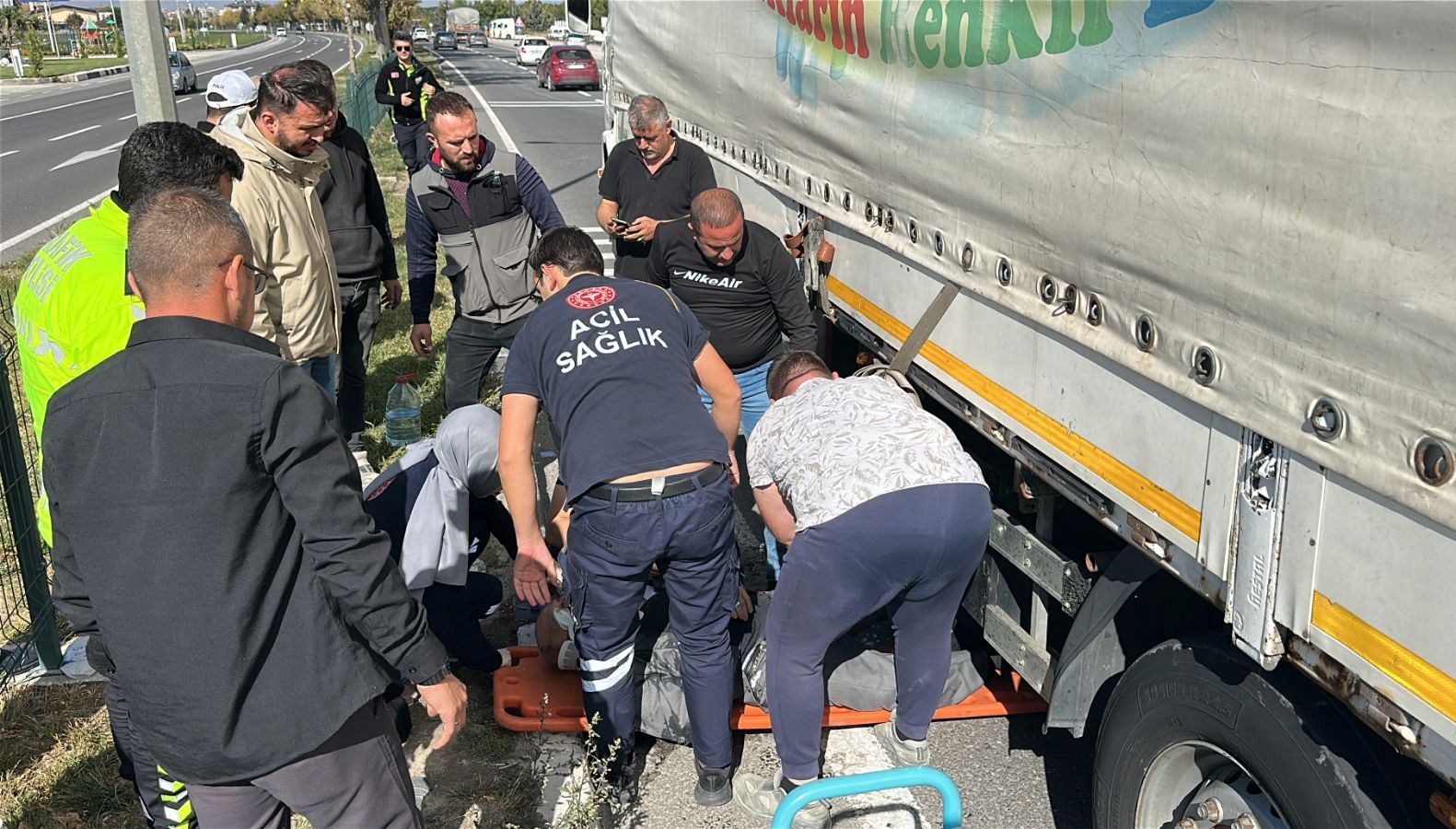 karsiya gecmek isteyen yasli adama tir carpti YFy4ugnI.jpg