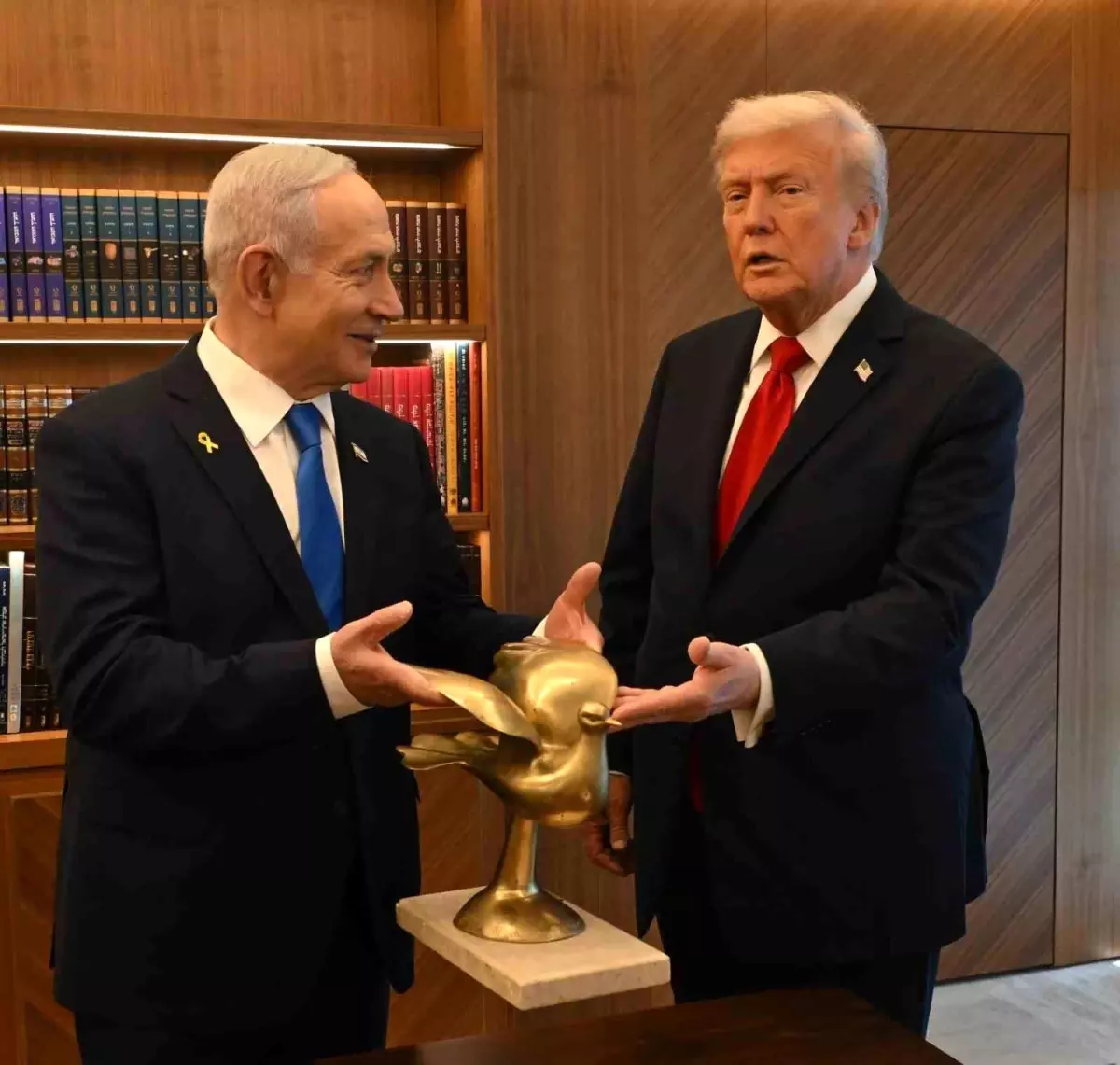 netanyahu trumpa altin guvercin hediye etti S8qIpEgb.jpg