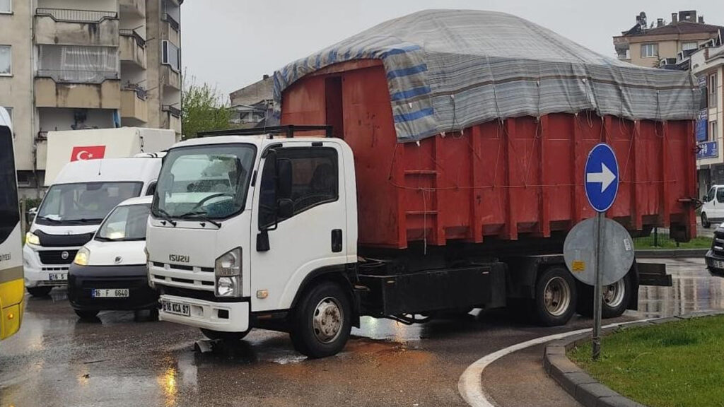 faciaya-ramak-kala-kamyon-ve-servis-carpisti-4-kisi-yaralandi-HjPEGgkY