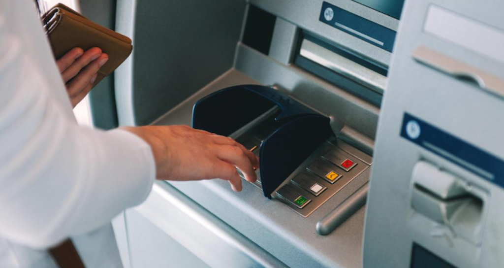 ATM’den Nakit Çektikten Sonra Makbuz Almayın: Uzmanlardan Önemli Uyarılar
