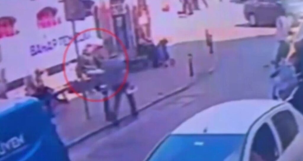 İstanbul’da Şok Olay: Yanında Oturan Genç Bıçaklandı, Saldırgan Kaçtı