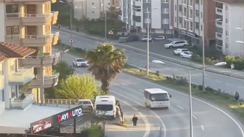 Geri Giden Minibüs Sürücüsüne 20 Bin TL Ceza: Trafikte Riskli Davranışların Sonucu